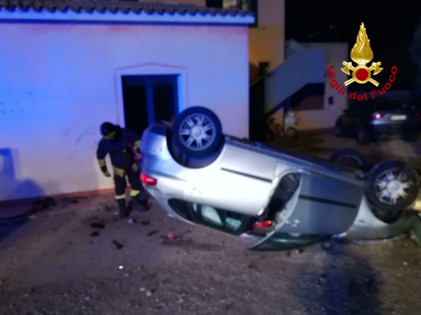 Palau: auto cappottata sfiora villetta