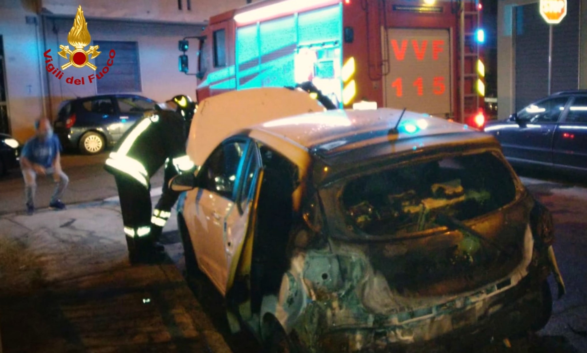 Ancora auto in fiamme: notte impegnativa per i VVF