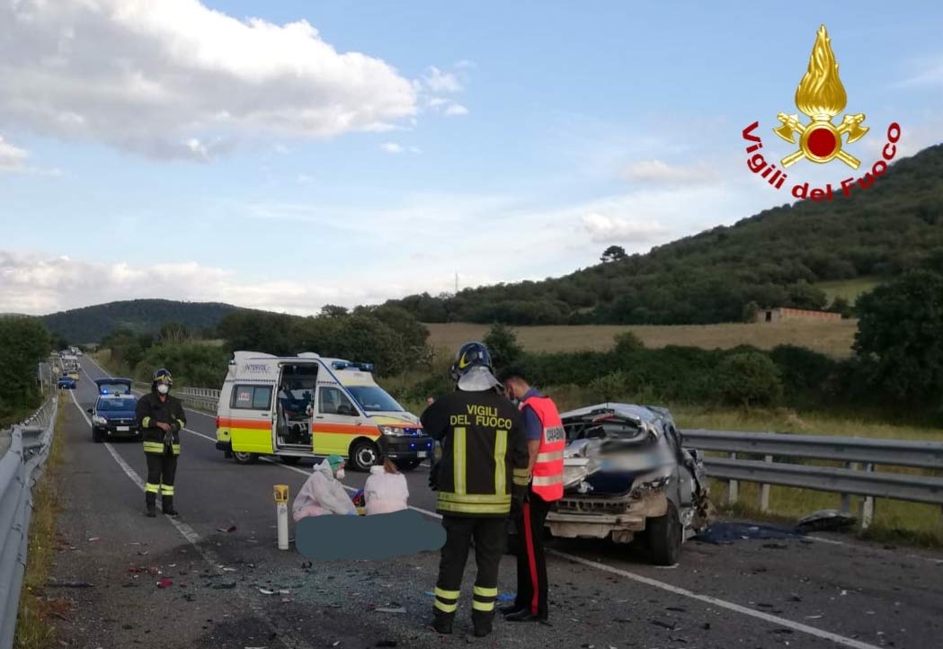 Scontro auto-furgone su SS 128 bis: un morto
