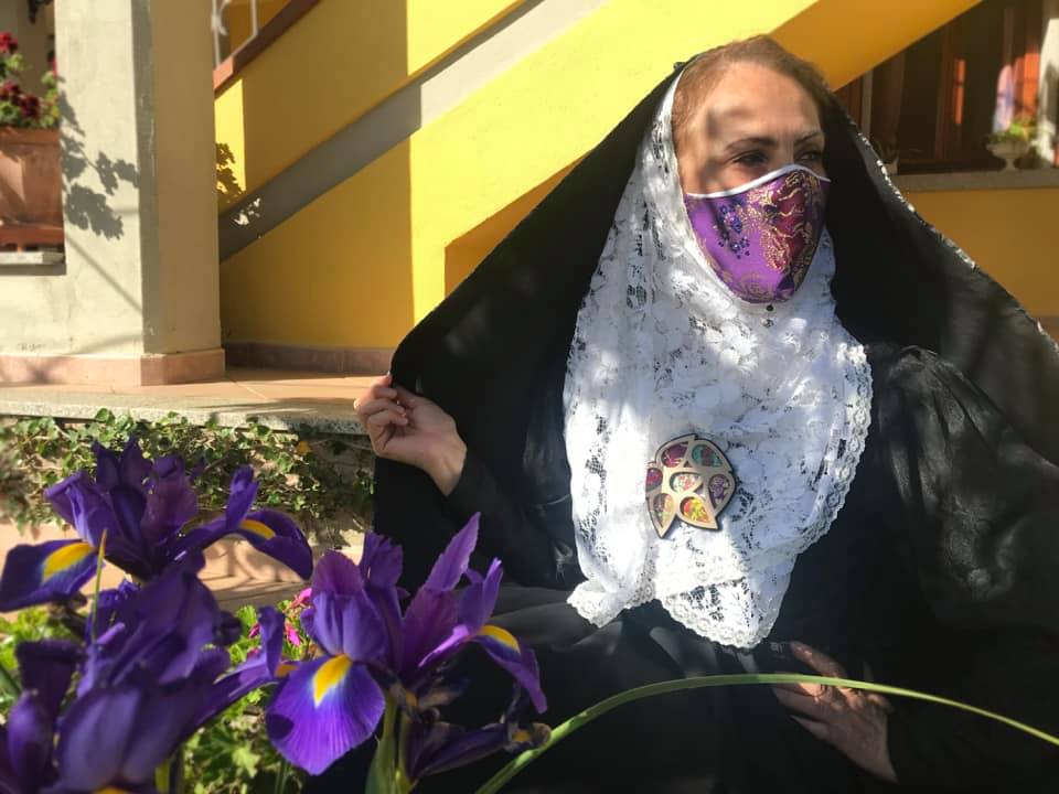 Caterina Romano trasforma la mascherina con l'orgoglio sardo