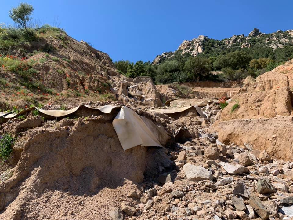 Olbia, Monte Pino e le frane di sabbia: le foto della vergogna