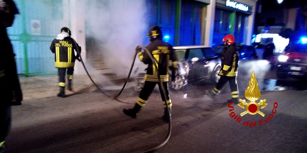 Olbia: auto incendiata in via Vela