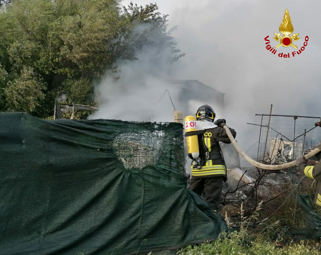 Arzachena: baracca e roulotte in fiamme, Vigili del Fuoco evitano il peggio
