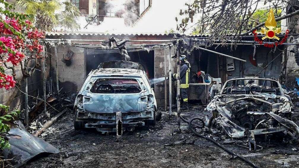 Incendio in un cortile: distrutte tre auto