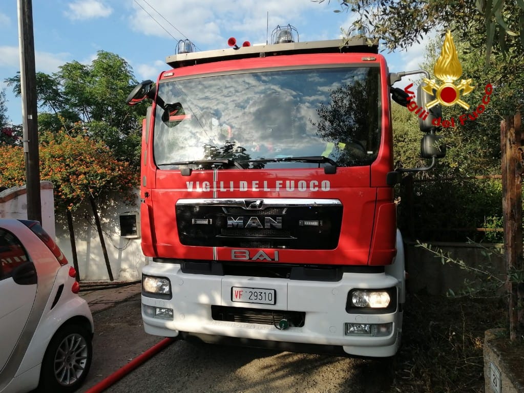 Fiamme dalla camera da letto si propagano in villa: VVF evitano il peggio