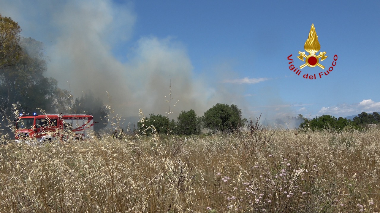 Vasto incendio a Molentargius:  fiamme travolgono auto, evacuate case
