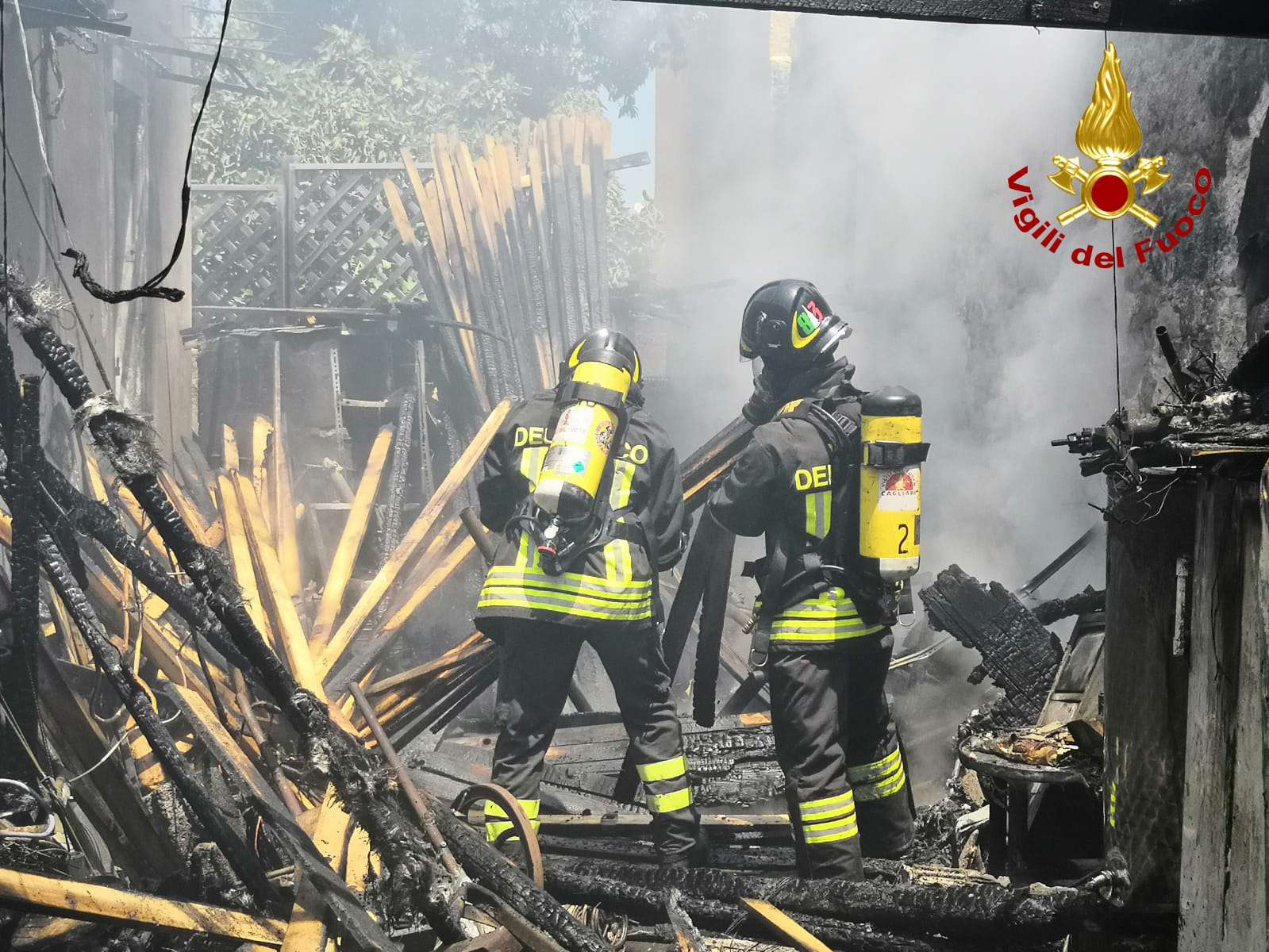 Incendio domestico: Vigili del Fuoco affidano coppia al 118