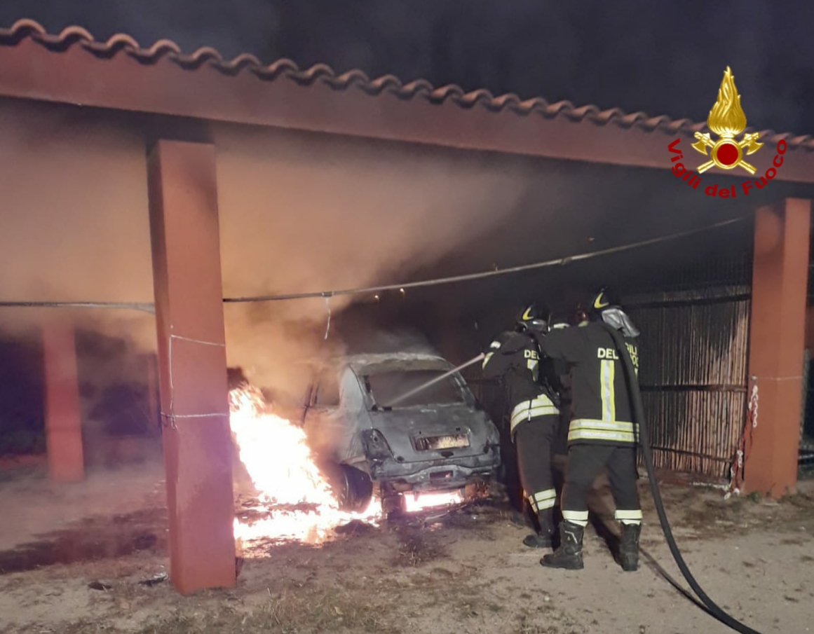 Incendio in un camping: auto distrutta