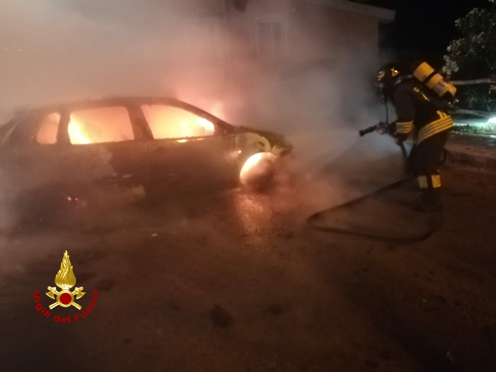 Auto distrutta dalle fiamme