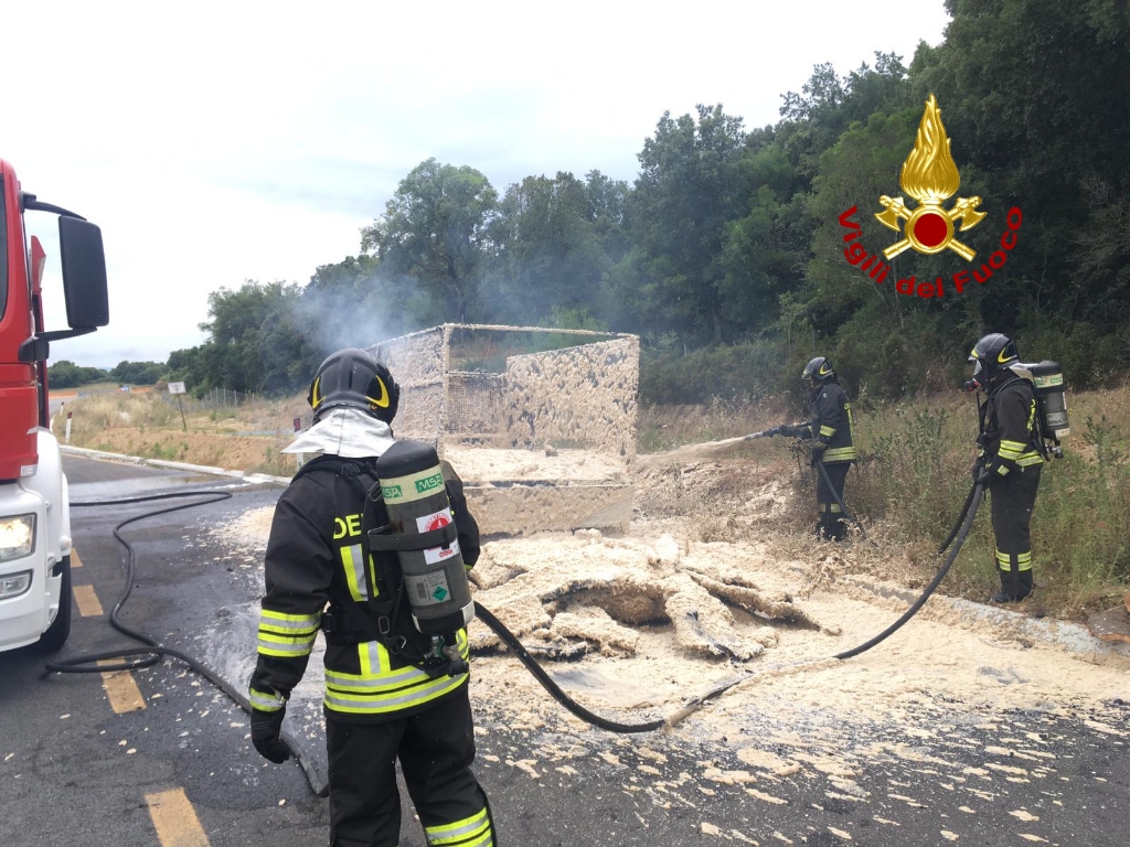 Monti: camion prende fuoco sulla strada