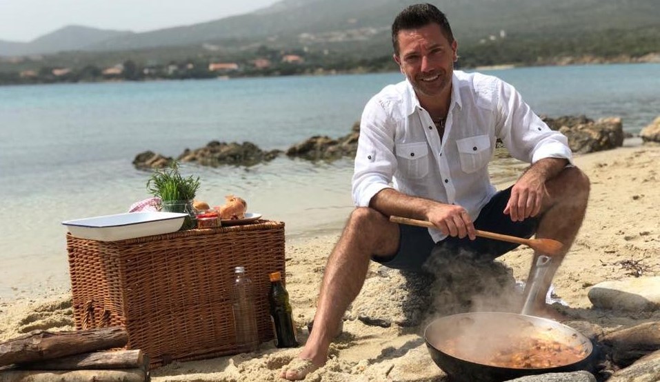 S'innamora di Telti lo chef Gino D'Acampo che sbanca in Gran Bretagna