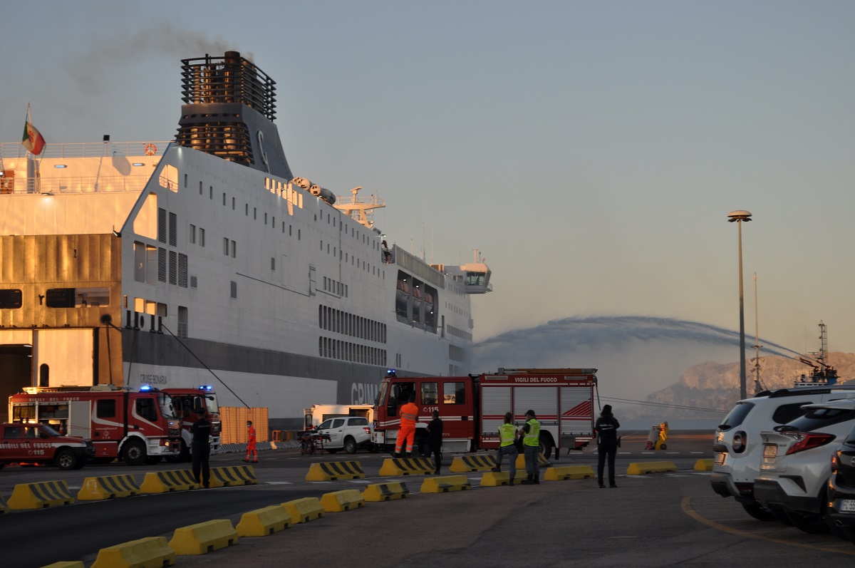 Olbia, incendio Grimaldi: 4000 pacchi distrutti