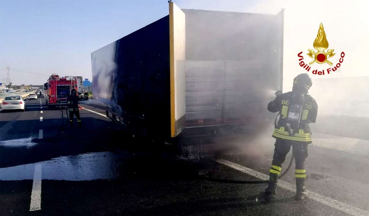 Fiamme sulla SS 131: camion pieno di plastica a fuoco