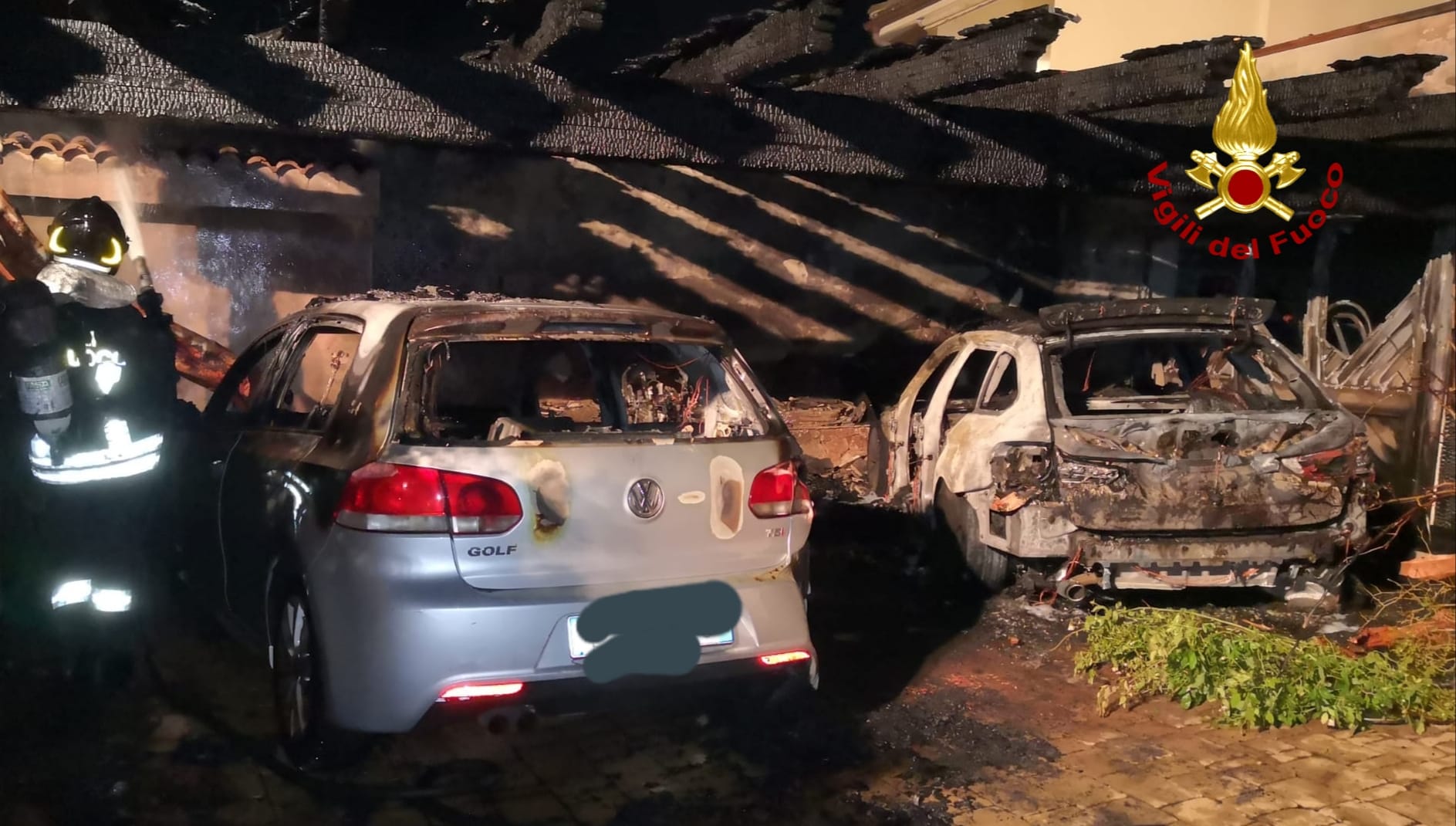Auto distrutte da incendio: si indaga