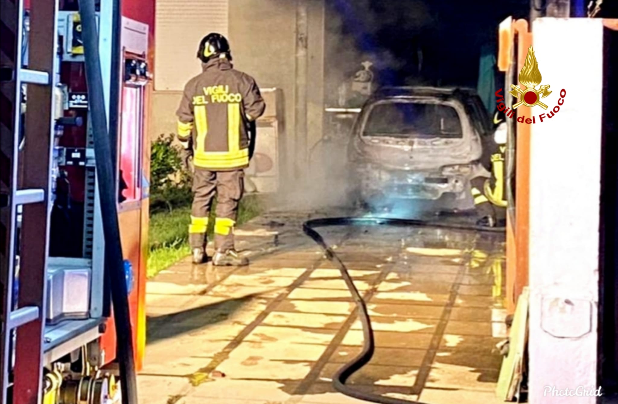 Auto incendiata nella notte: indagini in corso