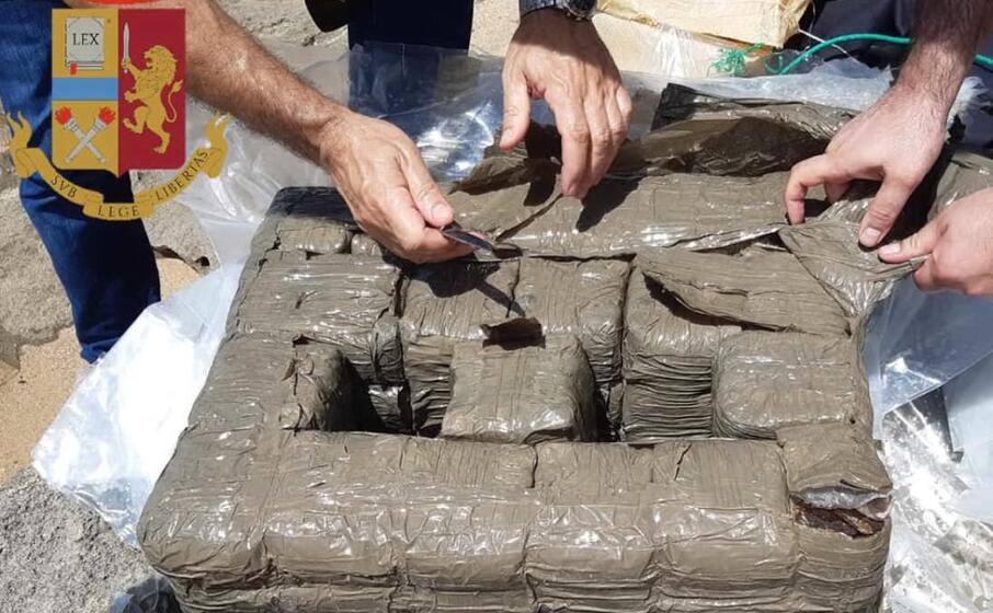 35 kg di hashish trovati in spiaggia