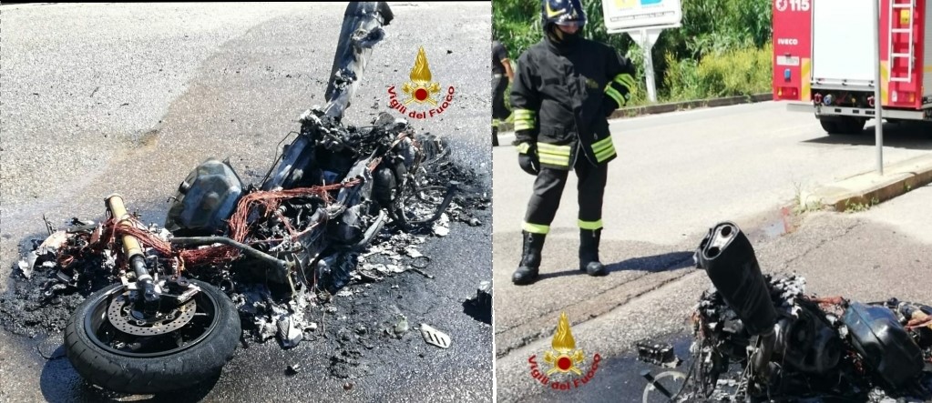 Moto prende fuoco all'improvviso: conducente riesce a mettersi in salvo