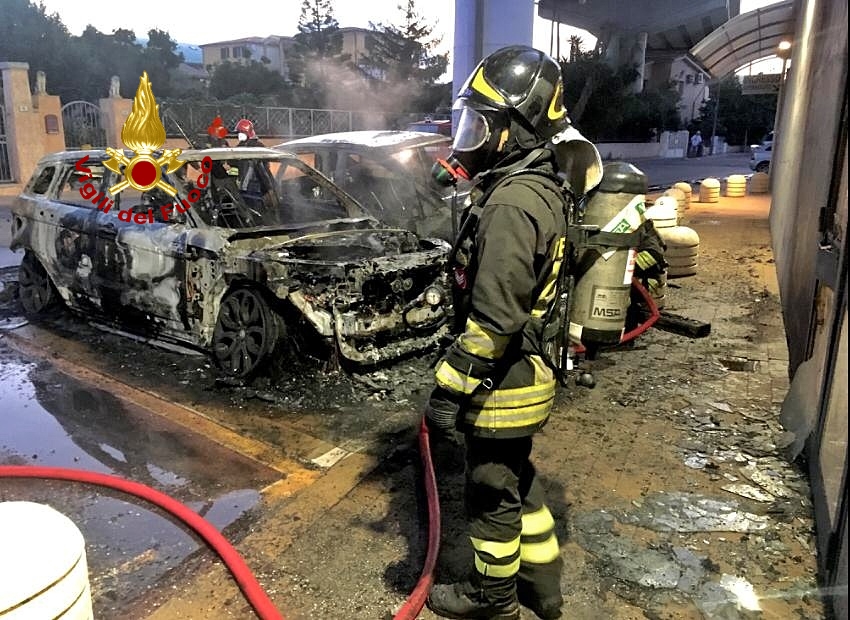 Olbia, fiamme all'alba: auto distrutte, danneggiata una facciata