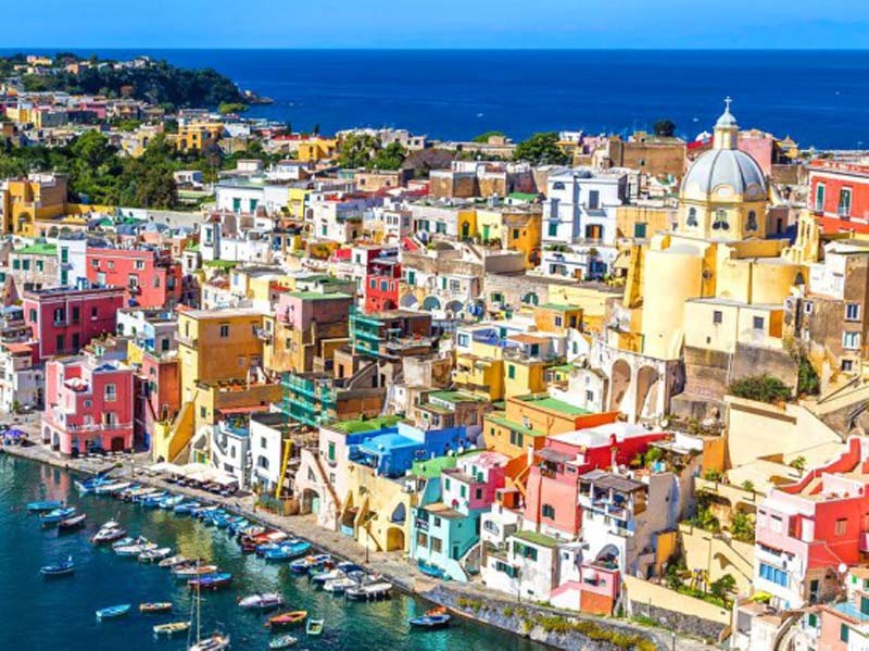 Vacanza a Procida: romantica, con la famiglia o con gli amici?