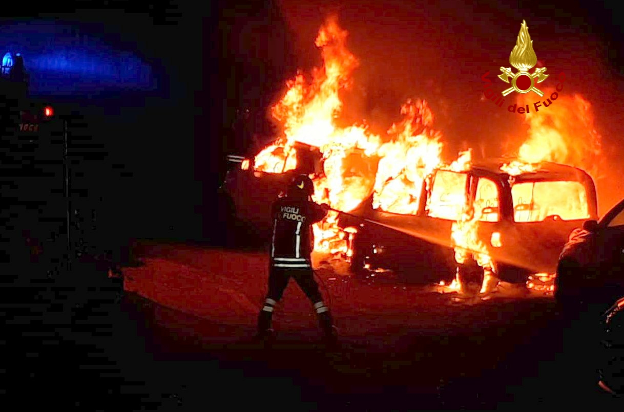 Auto avvolte dalle fiamme in via Matta