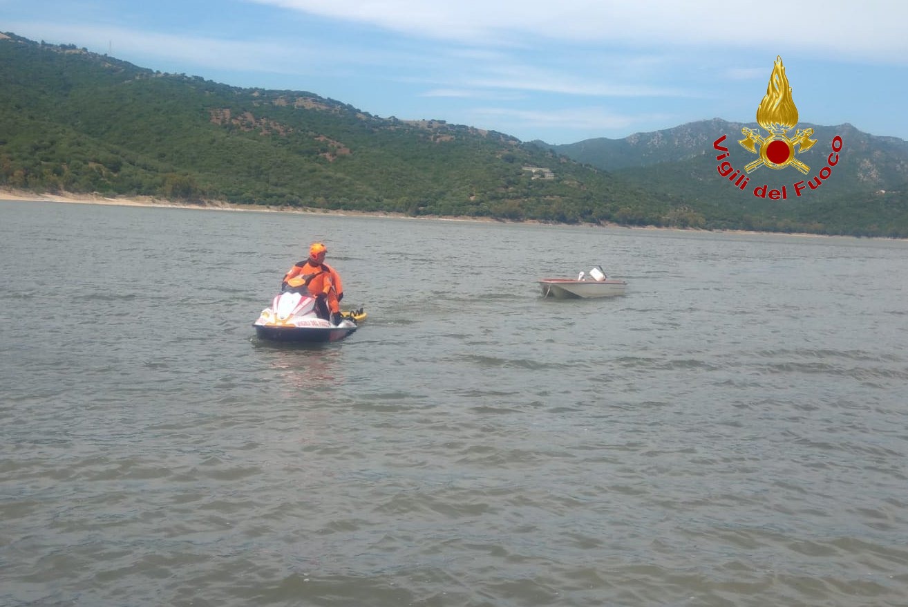 Tragedia al lago Coghinas, un morto: le immagini del recupero natante
