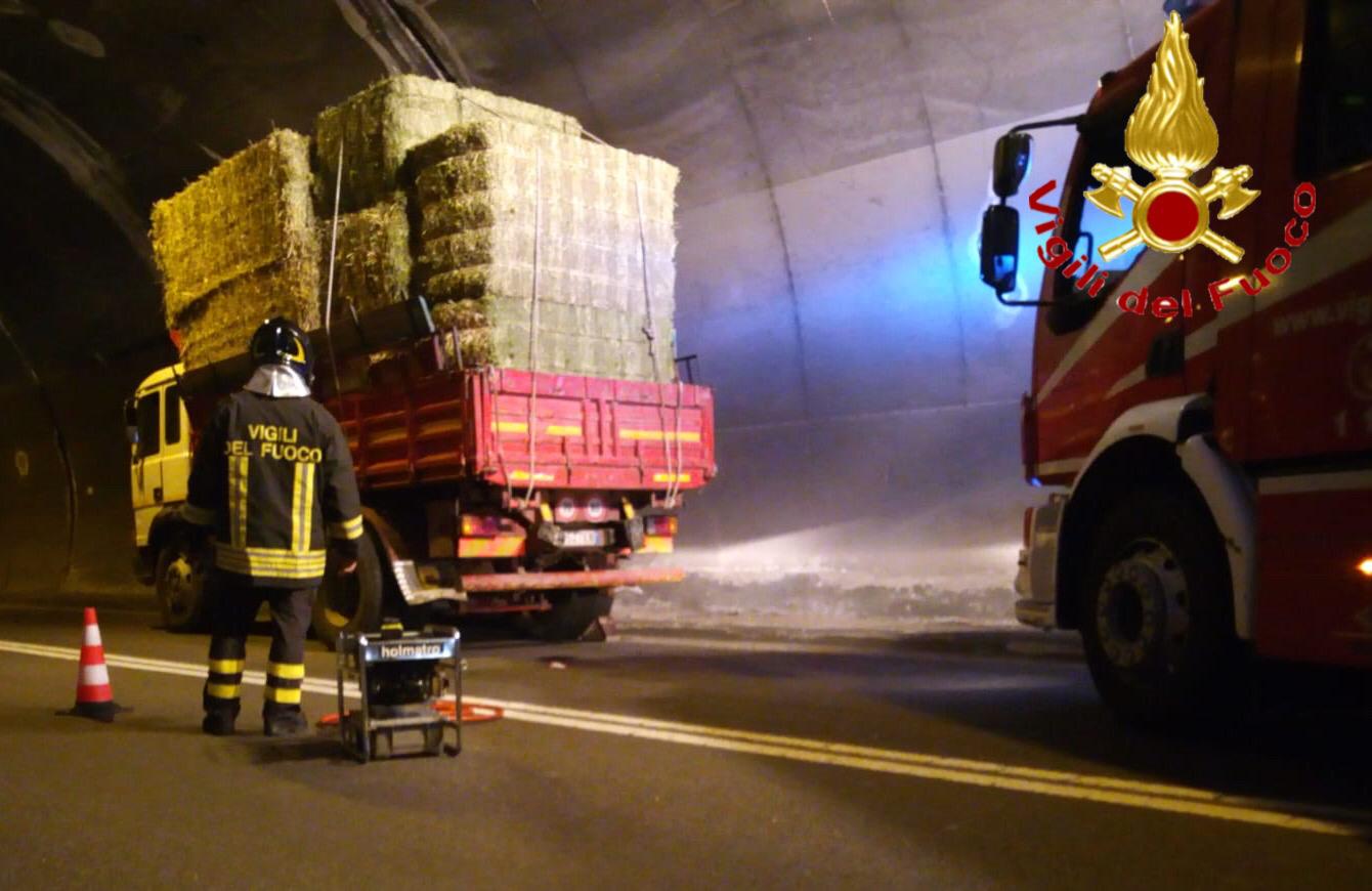 Autocarro carico di fieno si blocca: chiusa al traffico galleria 