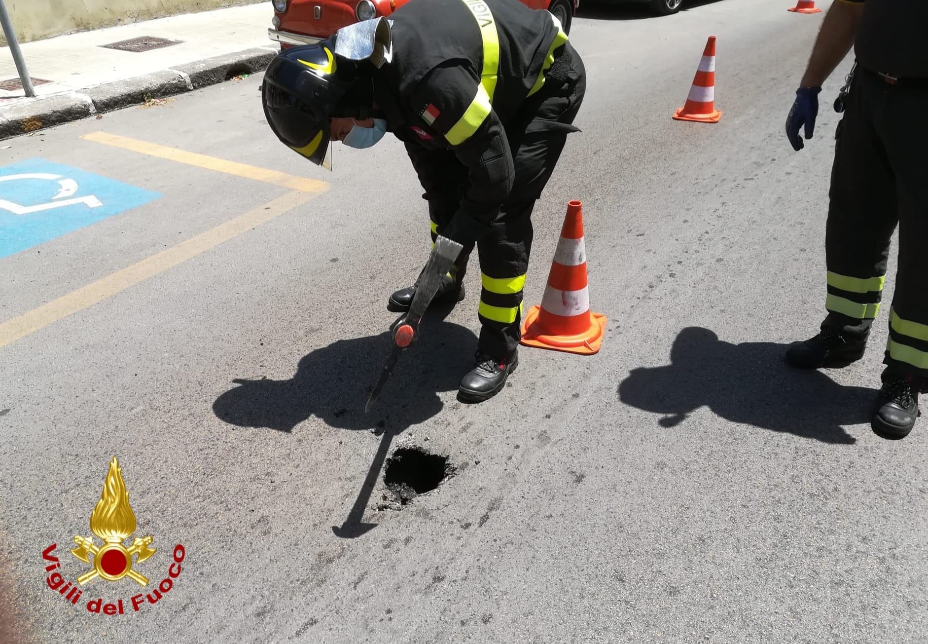 Fori nell'asfalto: VVF verificano sicurezza manto stradale