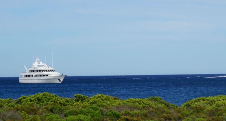 Costa Smeralda, torna Lady Duvera: ingresso da star per il super yacht