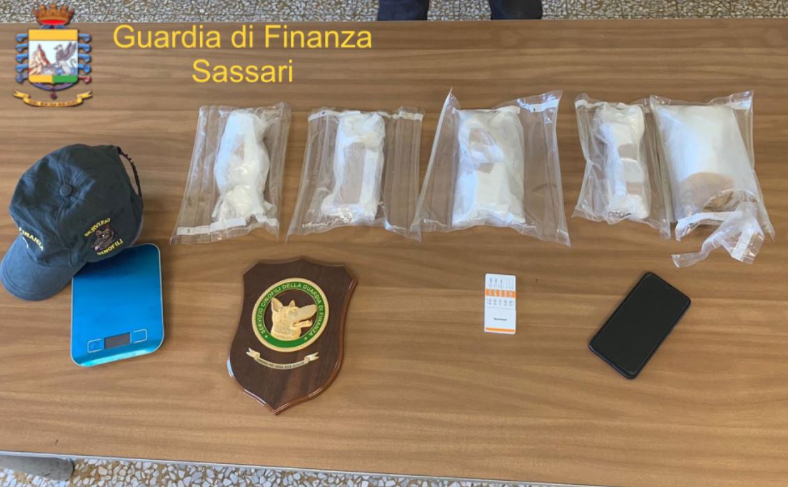 Sbarca con droga occultata in serbatoio auto: arrestati