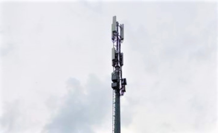 Prete autorizza antenna 4G nel suo terreno, cittadini protestano