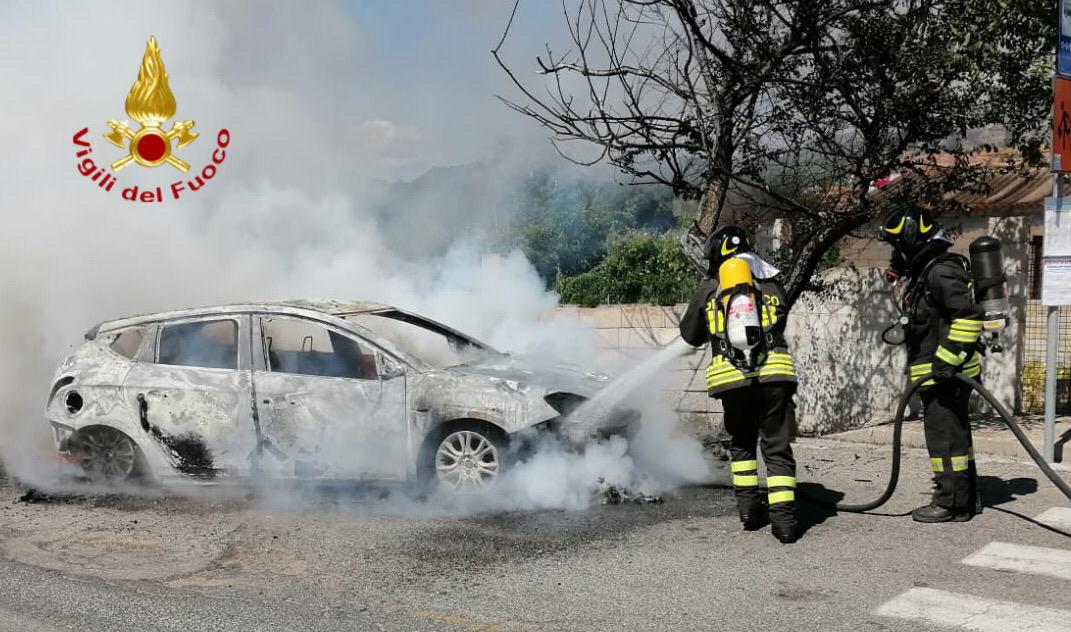 Problemi durante la marcia: auto prende fuoco