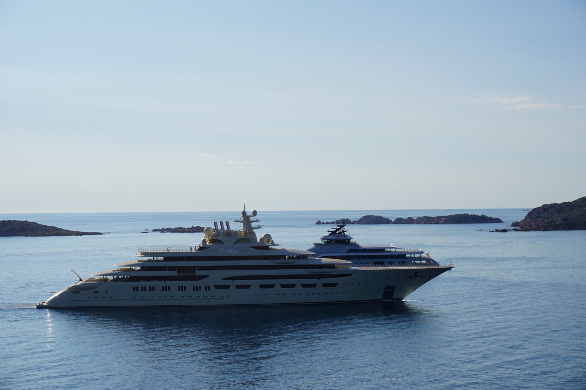 Porto Cervo: nelle acque della Costa Smeralda il maestoso yacht Dilbar