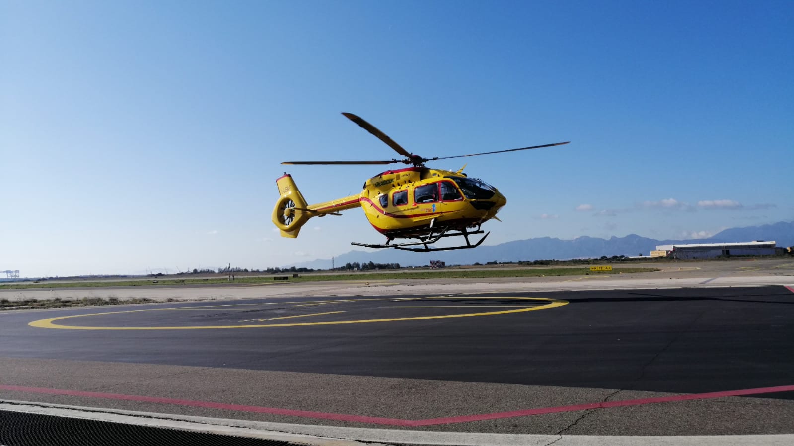 Cade dal tetto: 54enne trasportato in elicottero