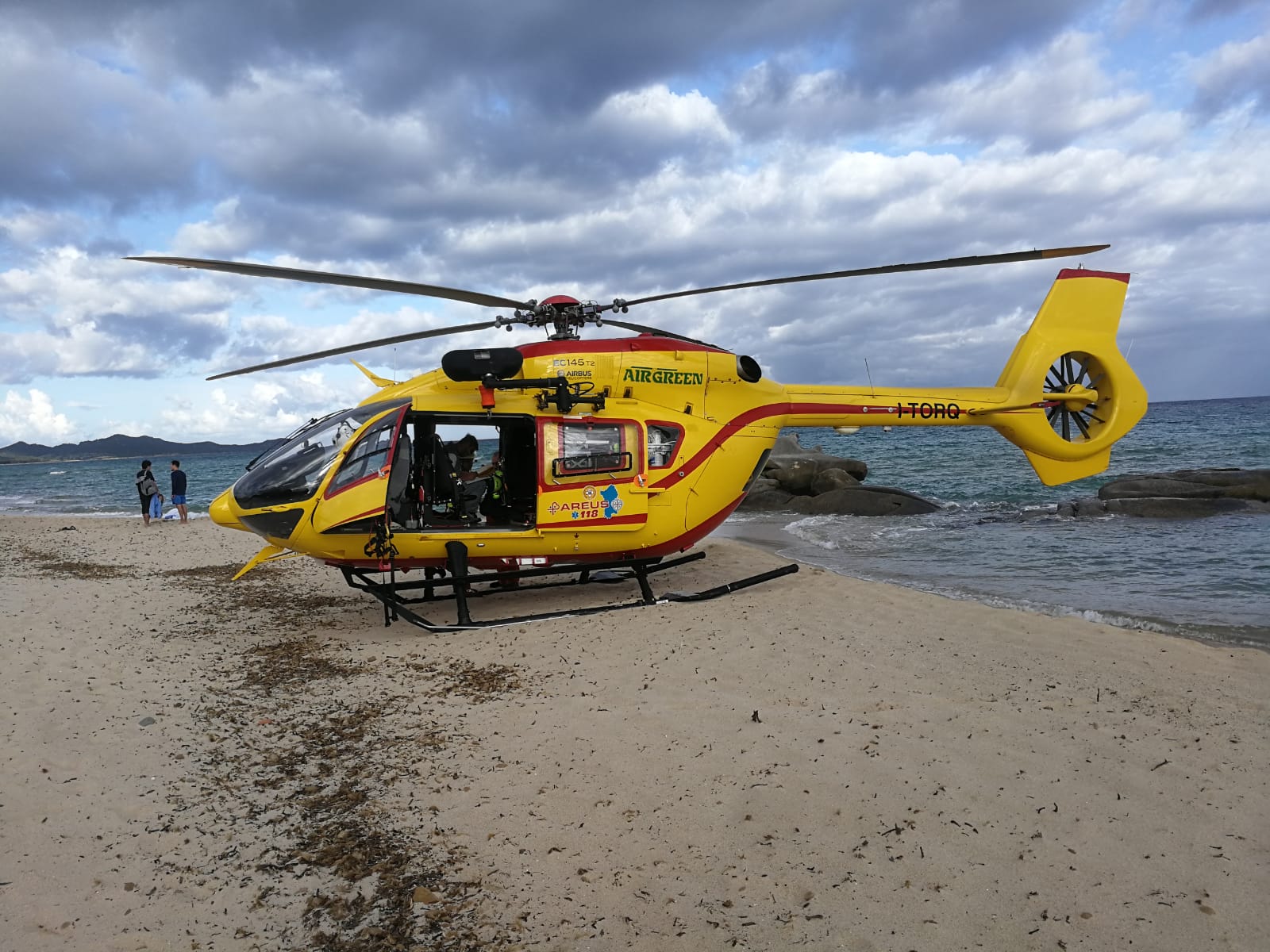 Si tuffa per salvare figlio e amichetto: muore 53enne in spiaggia