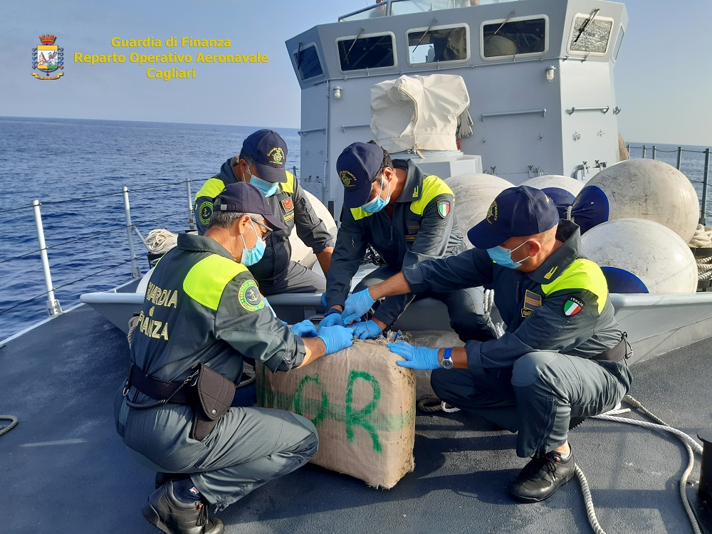 Droga in mare: recuperate due valigie con 60 kg di hashish