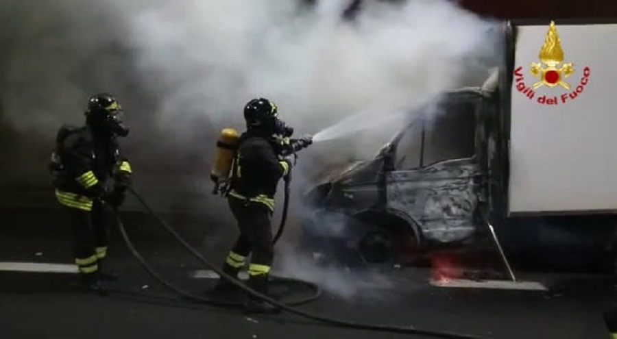 Furgone prende fuoco in galleria: paura e disagi