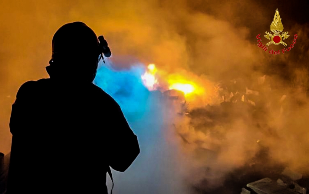 Incendio rifiuti vicino campo rom: ore di lavoro per i VVF