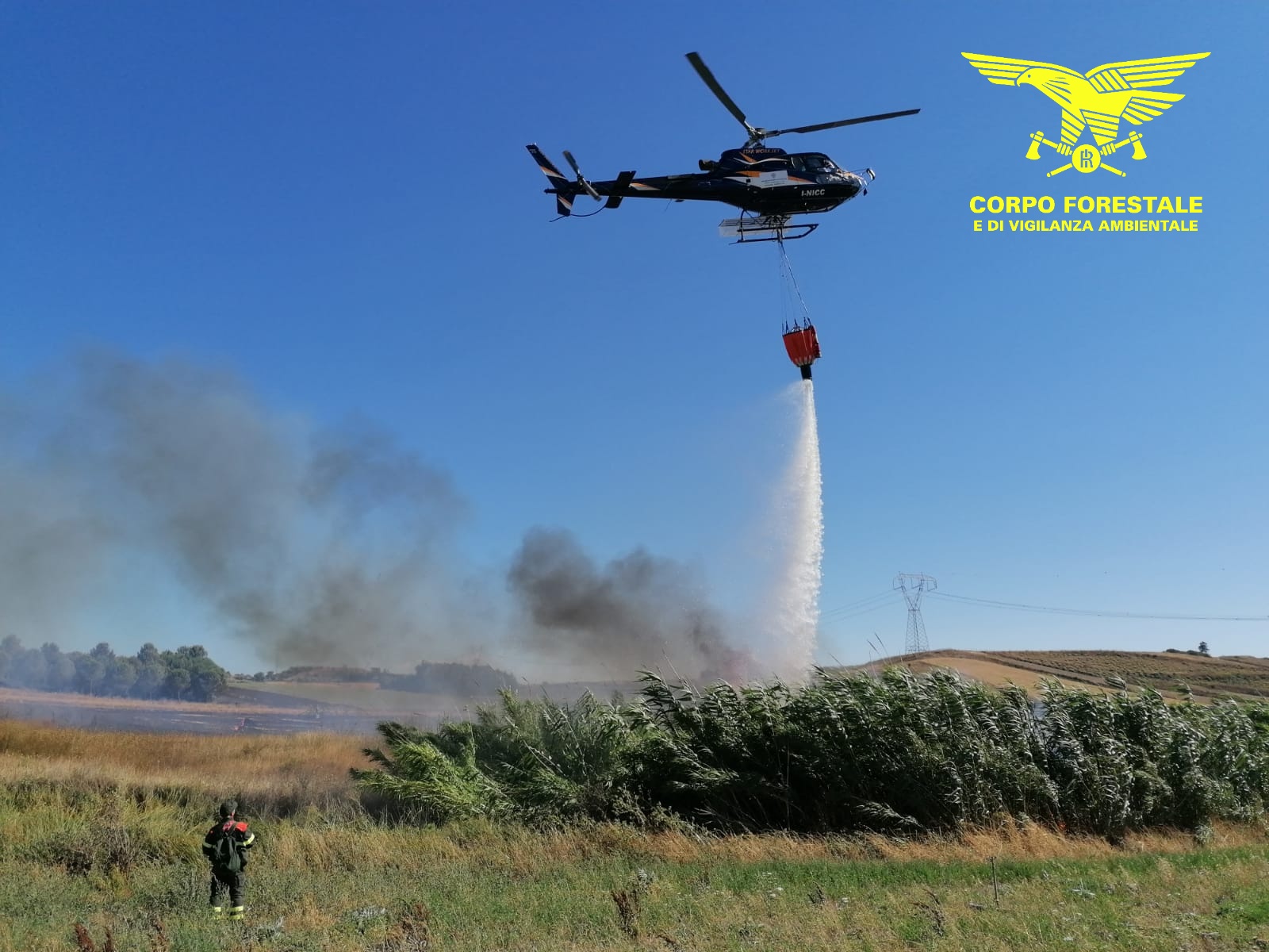 La Sardegna brucia ancora: 21 incendi, elicotteri in volo