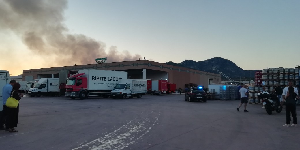 Olbia: a fuoco Bibite Laconi