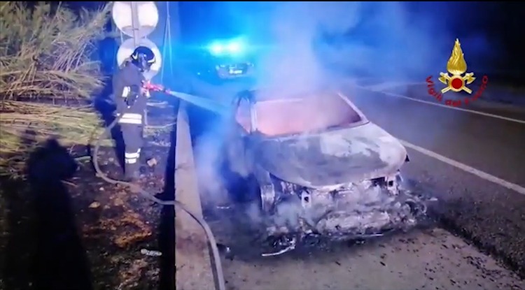 Incendio nella notte: auto in sosta prende fuoco