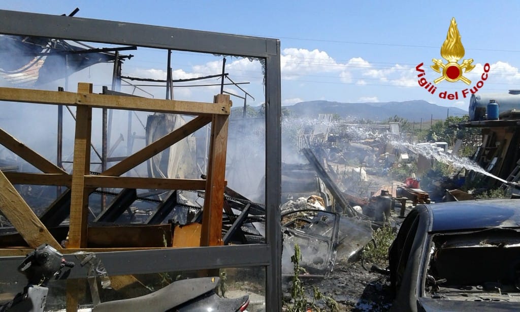 Vasto incendio: a fuoco carcasse auto e vegetazione