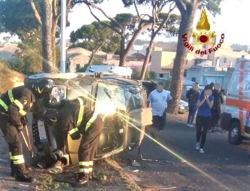 Auto con 5 persone a bordo si ribalta: ragazza ferita