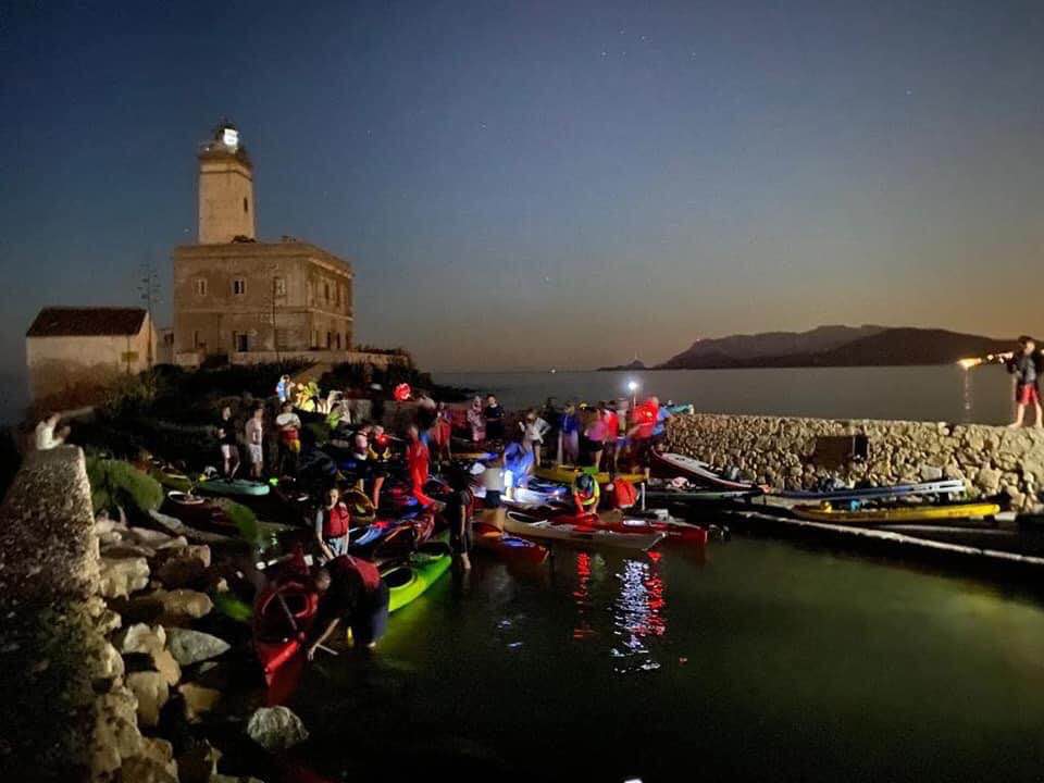 Olbia: successo per la notte di luna piena tra kayak e sup