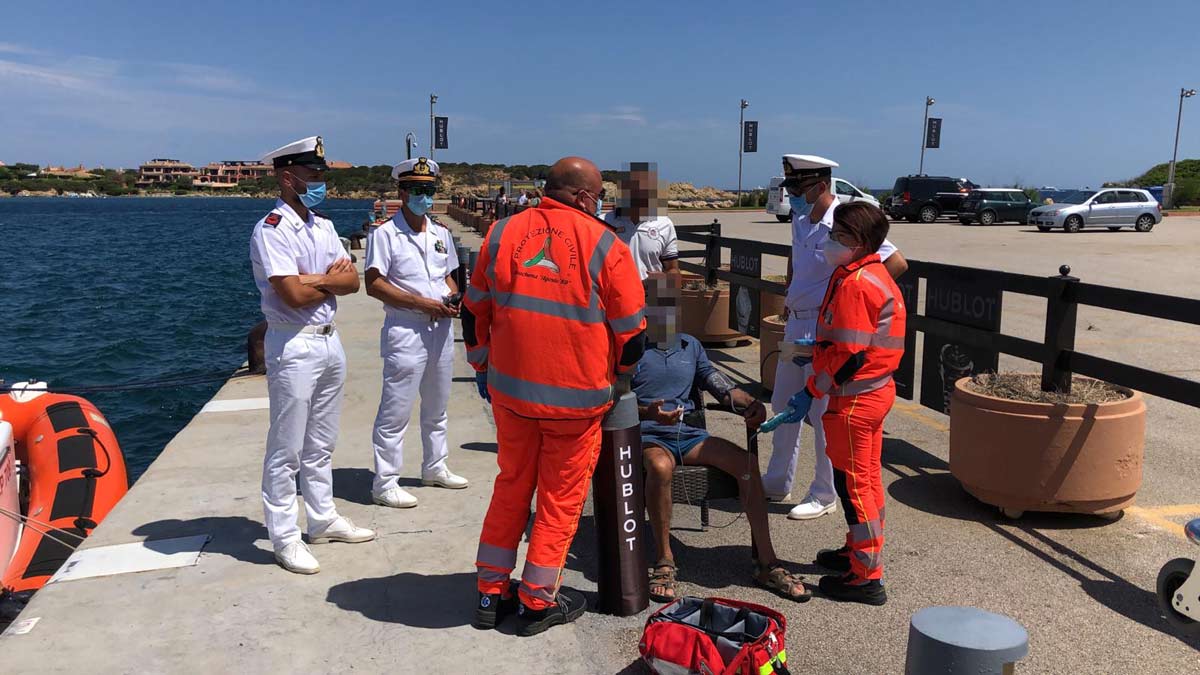 Porto Cervo, anziano batte la testa e sviene in barca: salvato