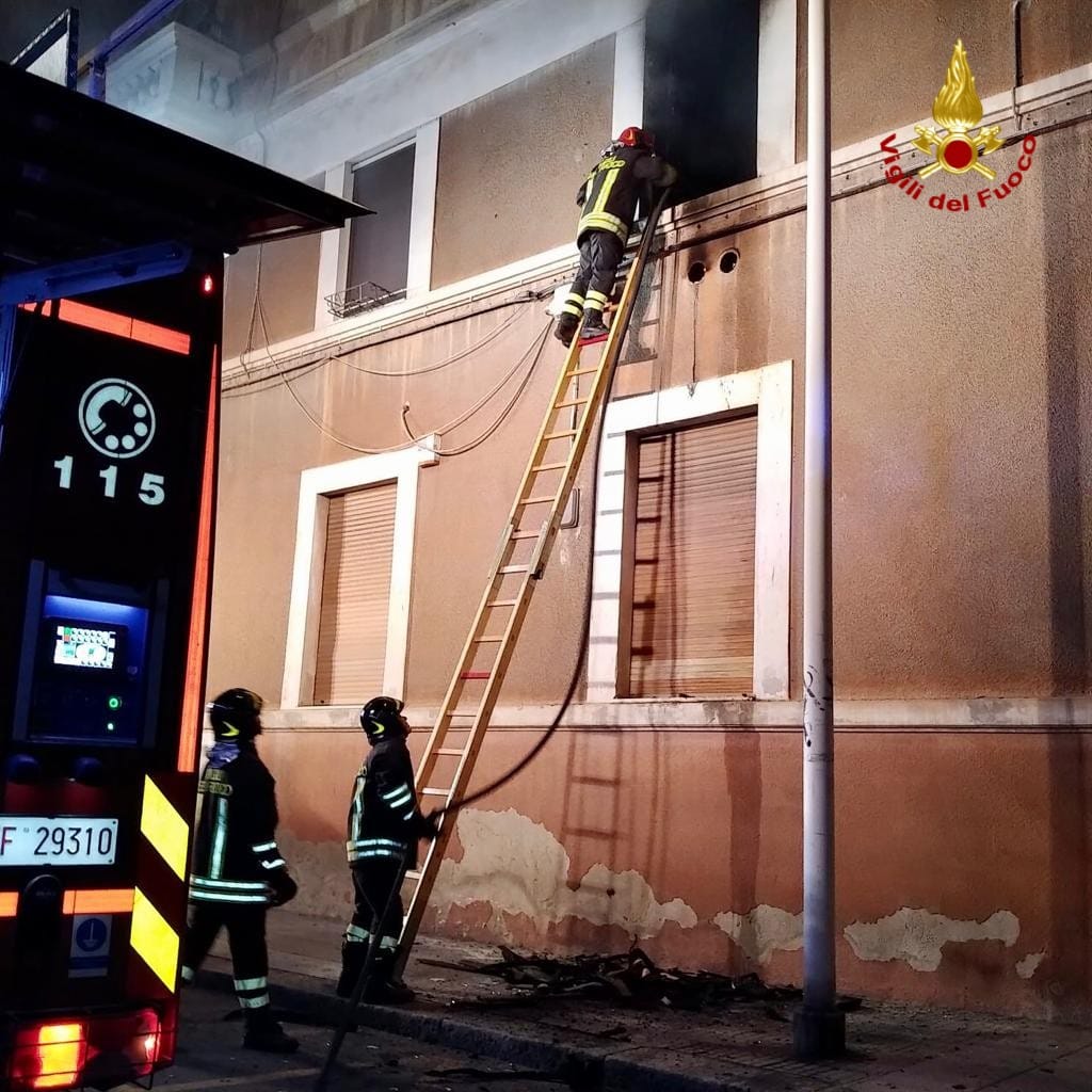Studio dentistico in fiamme: palazzo evacuato