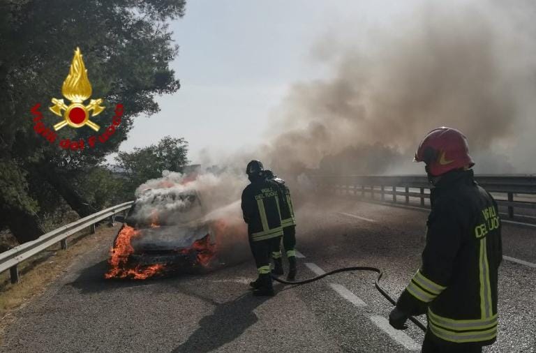 Incendio in strada: auto prende fuoco