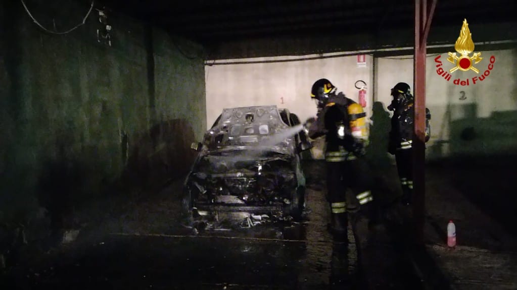 Due auto in sosta in fiamme nella notte