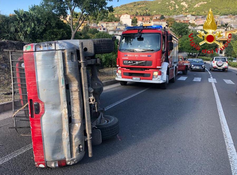 Pick up si ribalta dopo scontro: tre feriti