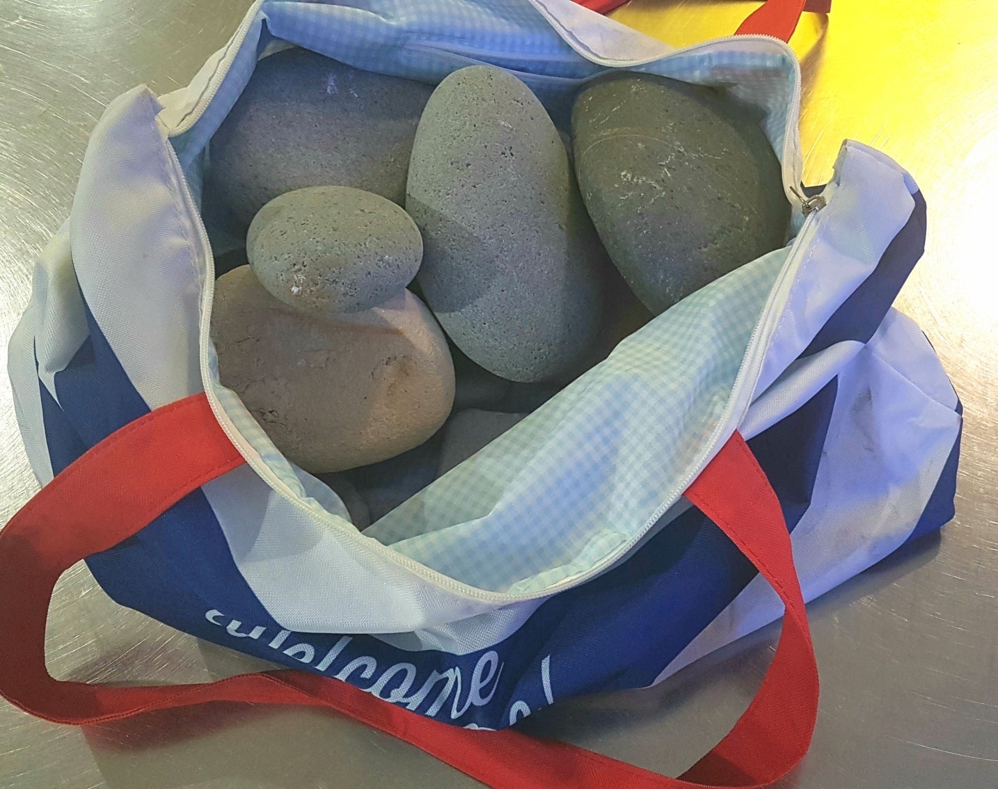 Pagano 20kg extra per pietre rubate dalla spiaggia: turisti fermati