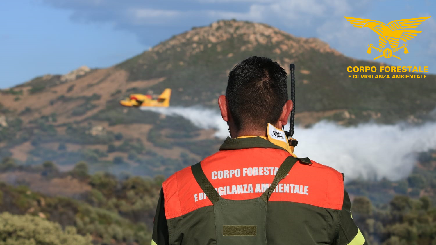 Buddusò, fiamme in agro: 2 canadair e un Super Puma in azione